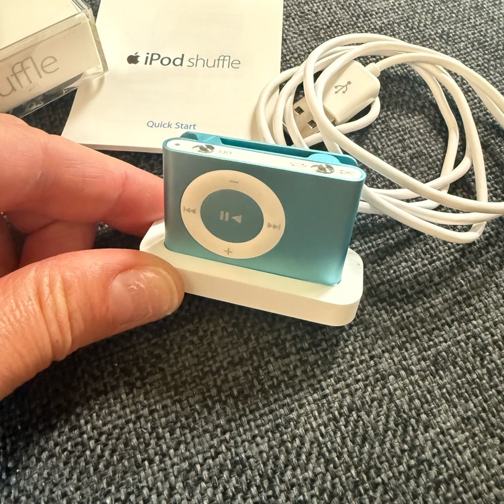 IPOD SHUFFLE 2nd Generation, 1GB, Blue, like new! Comes with everything!